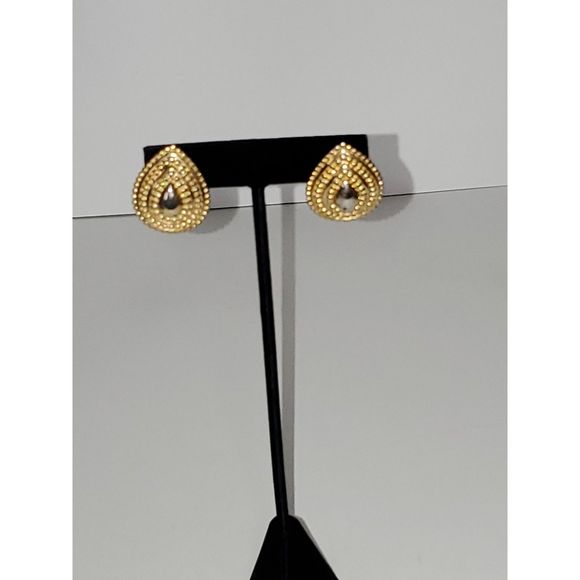 A Trifari Women's Chunky Gold Tone Vintage 80's Pierced Earrings Teardro… - Picture 1 of 10